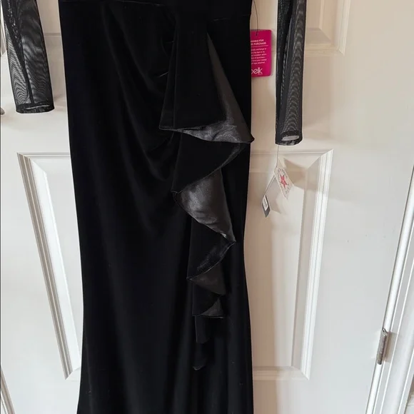 BETSY AND ADAM Black Velvet Long Sleeve Gown Dress - Picture 3 of 9